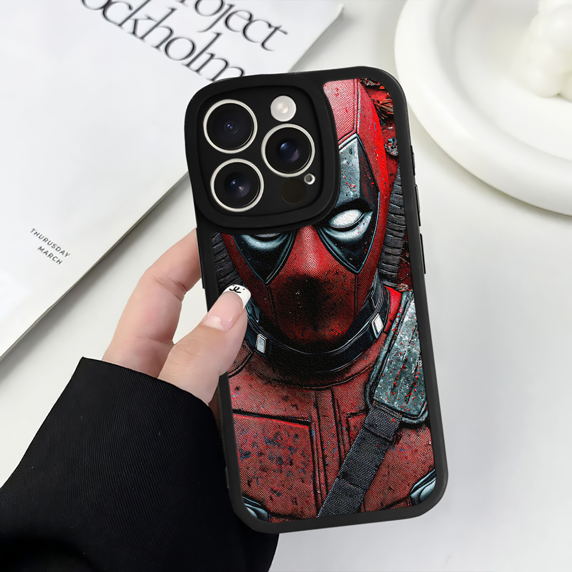 （画像用） Deadpool デッドプール 【iPhone 16シリーズ対応】シリコンスマホケース（レザー調） 材質：シリコン